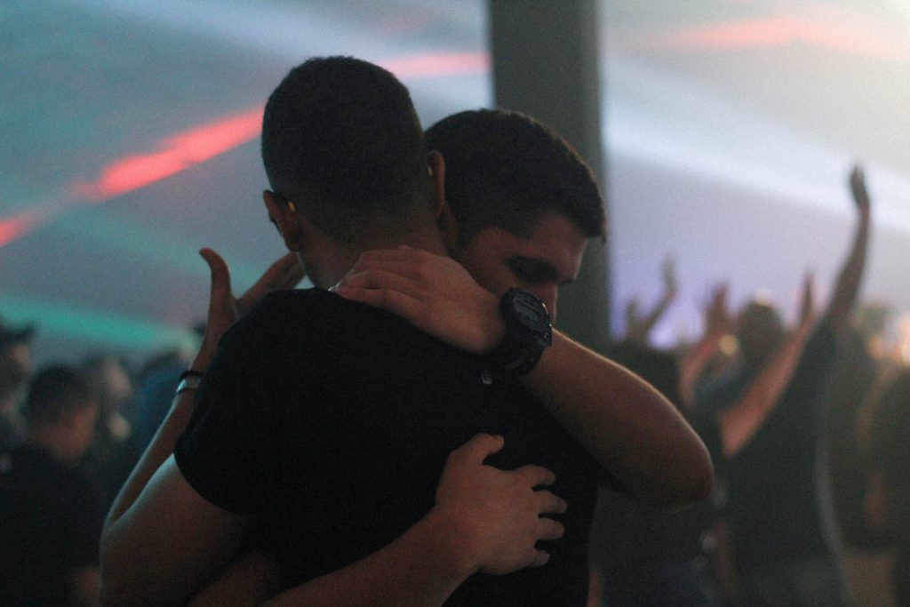 A couple embracing each other at a concert to represent sex therapy